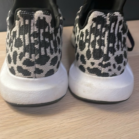 Adidas swift Run shoes size 8.5 - Picture 4 of 6